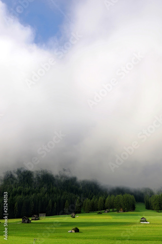 nuvole sopra i prati di montagna