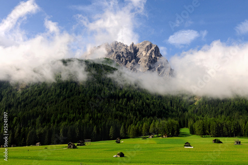 montagna, nuvole e prato montagna, nuvole e prato