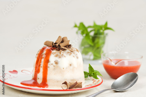 Gugelhupf mit Himbeersauce Gugelhupf mit Himbeersauce