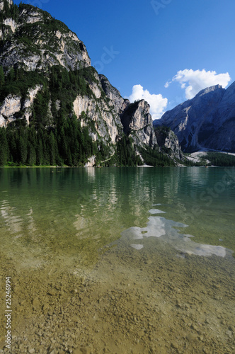 trasparenza sul lago di Braies