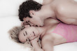 Paar im Bett bei Sex und Zärtlichkeit. Liebe und Erotik