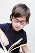 bambino che legge con occhiali