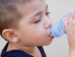 bambino che beve acqua dalla bottiglietta