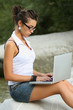ragazza con computer portatile