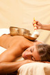 Foto: Frau bei Wellness und Klangschalentherapie Frau bei Wellness und Klangschalentherapie