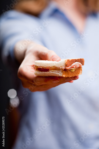 Foto: Offering a sandwich Offering a sandwich