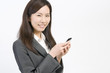 スマートフォンを操作する女性OL