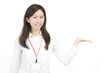 案内する女性社員