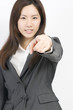 指差す女性社員
