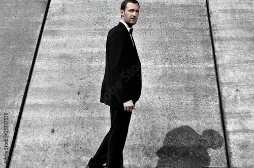 Photo: Mann vor Betonwand Mann vor Betonwand