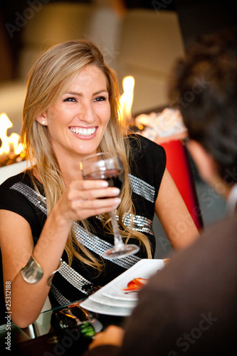 Foto: Woman in a romantic dinner Woman in a romantic dinner