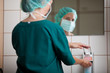 krankenschwester desinfiziert hände