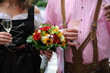 Brautpaar mit Sektglas und Brautstrauss Brautpaar mit Sektglas und Brautstrauss