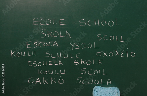 Photo: école multilangue sur tableau noir école multilangue sur tableau noir