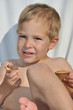Petit garçon mangeant des biscuits Petit garçon mangeant des biscuits