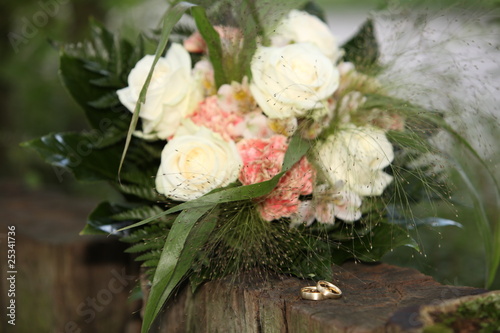 Photo: Brautstrauss und gravierte Ringe vor der Hochzeit Brautstrauss und gravierte Ringe vor der Hochzeit