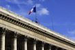 Bourse de Paris avec drapeau sur le ciel bleu