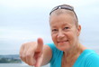 Eine Frau zeigt mit dem Finger auf dich. Sample text.