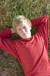 Joshua,allongé,pelouse,regard critique
