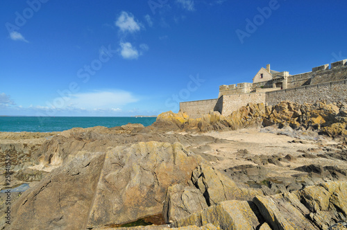 Le Fort National à Saint Malo à marée basse Le Fort National à Saint Malo à marée basse