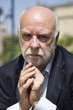 homme d'affaires pause analyse