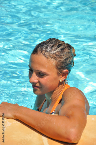 Jolie jeune fille au bord de la piscine Jolie jeune fille au bord de la piscine