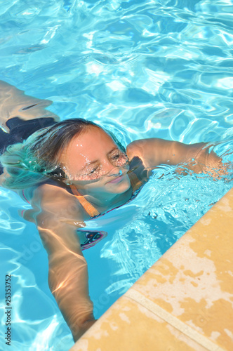Jeune fille qui sort la tête de l'eau