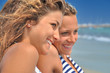 Jolies jeunes femmes qui sourient à la mer Jolies jeunes femmes qui sourient à la mer