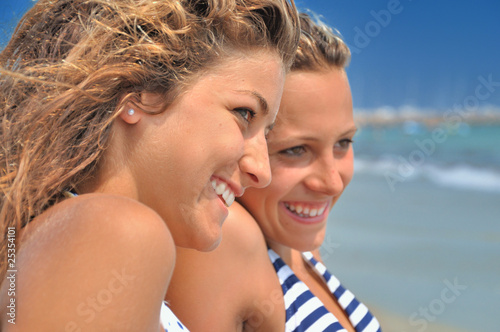 Photo: Jolies jeunes femmes qui sourient à la mer Jolies jeunes femmes qui sourient à la mer