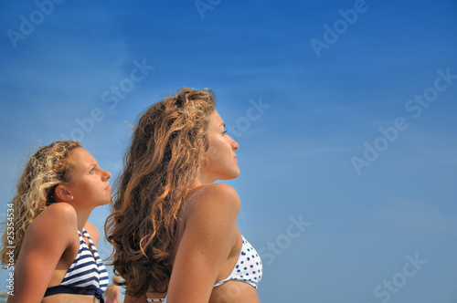 Jolies jeunes filles l'été sous un beau ciel bleu Jolies jeunes filles l'été sous un beau ciel bleu