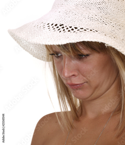 Jeune femme qui fait la moue Jeune femme qui fait la moue