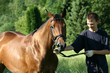 Junger Mann mit Reitpferd