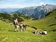 Senioren beim Bergsteigen Senioren beim Bergsteigen