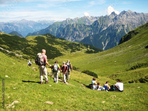 Foto: Senioren beim Bergsteigen Senioren beim Bergsteigen