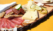 Foto: Brotzeitbrett mit Speck und Käse Brotzeitbrett mit Speck und Käse