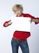jeune femme tenant une affiche blanche