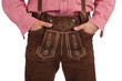 bayerischer Mann mit Oktoberfest Lederhose steht lässig da