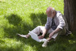 senior travaillant sur ordinateur nature
