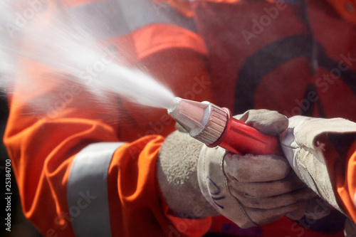 Foto: fire fighter hosing during a competition 01 fire fighter hosing during a competition 01