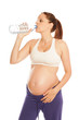 femme enceinte à la bouteille d'eau