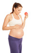 femme enceinte mangeant une pomme