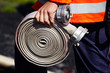 Foto: fire fighter carrying a rolled up fire hose fire fighter carrying a rolled up fire hose