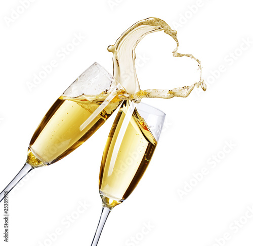 Foto: Two Champagne Glasses with abstract Heart splash Two Champagne Glasses with abstract Heart splash