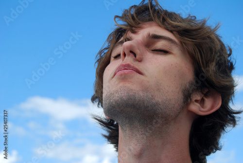 Photo: Jeune-Homme respirant l'air ambiant Jeune-Homme respirant l'air ambiant