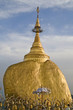 Goldener Fels auf dem Berg Kyeiktiyoo - Burma Goldener Fels auf dem Berg Kyeiktiyoo - Burma