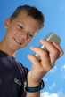 Adolescent avec un téléphone portable.
