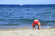 Enfant joue dans le sable sur une plage