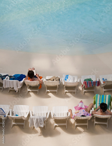 Transats sur la plage d'un parc aquatique