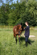Junger Mann mit Reitpferd