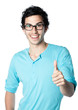homme brun heureux fond blanc